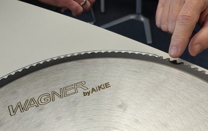 AKE Experte zeigt auf Sägeblatt bei der Beratung